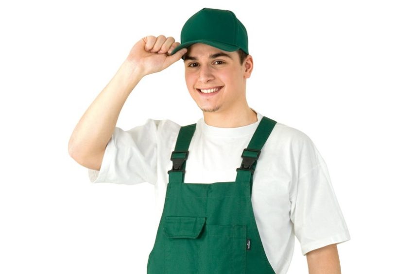 парень в зеленой форме, держит руку у кепки