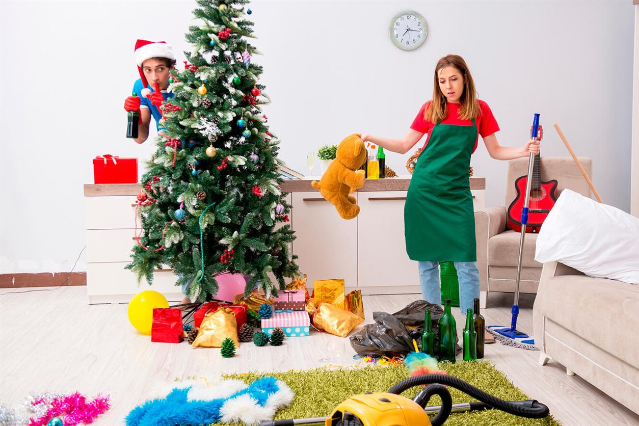 уборщица убирает комнату после праздника новый год