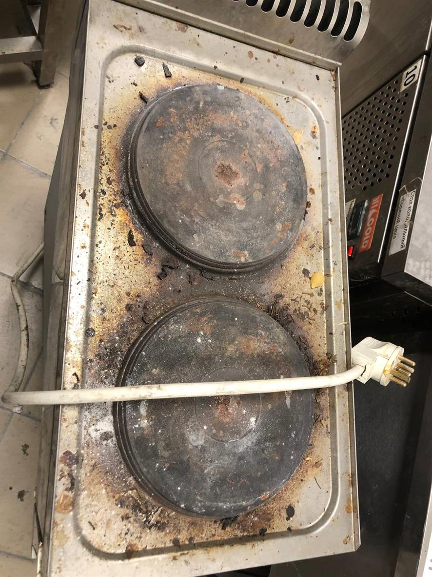 грязная кухонная электрическая плита